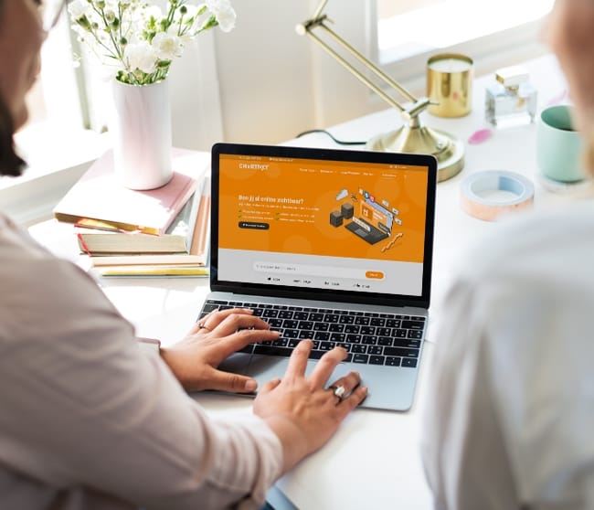 Twee personen bekijken de Chartnet website op een laptop
