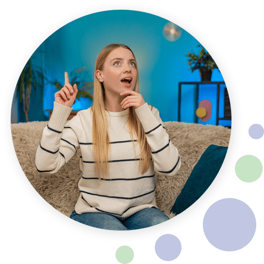 Vrouw zit op de bank en kijkt verrast omhoog terwijl ze met haar vinger een idee aanwijst.