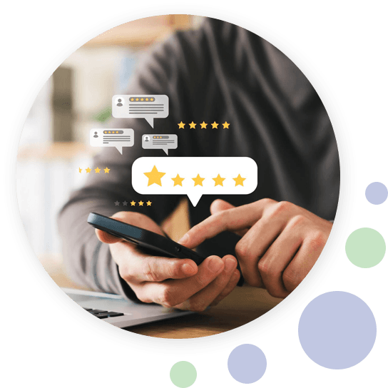 Persoon schrijft online review op smartphone met vijfsterren beoordeling en chatballonnen