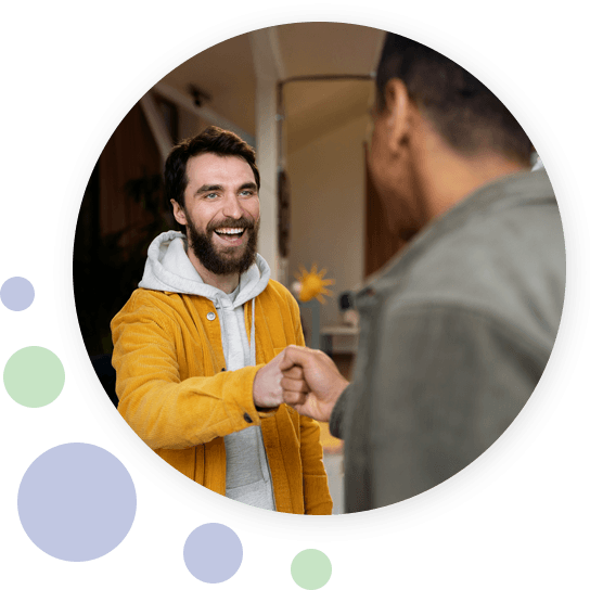 Twee mensen geven elkaar een boks als teken van vertrouwen en tevreden samenwerking